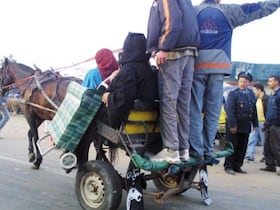 Charrette tirée par un cheval de trait, à Casablanca. La circulation des charrettes à traction animale est, de l'avis des Casablancais, responsable d'accidents de la route et de perturbations de la circulation dans la métropole.