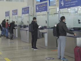 Arrivée d'Ukraine de 99 étudiants marocains, rapatriés suite au déclenchement de la guerre russo-ukrainienne, à l'aéroport international Ibn Battouta, à Tanger, le 15 février 2022.