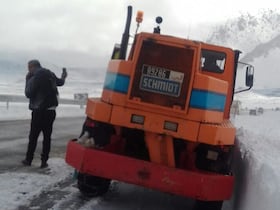 Déneigement, vers Ifrane (Moyen Atlas). Ses grottes naturelles font sa réputation, mais la plus connue est celle de Tizguite (présence humaine au Néolithique). Non loin, à El Hajeb, Azrou, Sefrou, Ain Leuh, quelques grottes étaient habitées au Paléolithique (-50.000 av. J.-C).