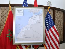 Les drapeaux du Maroc et des États-Unis. Au centre, la carte du Royaume.