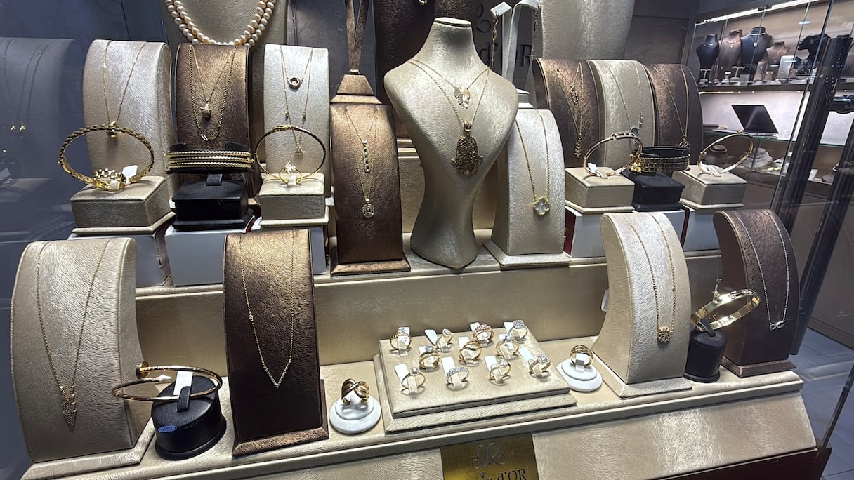 حلي ومجوهرات ذهبية