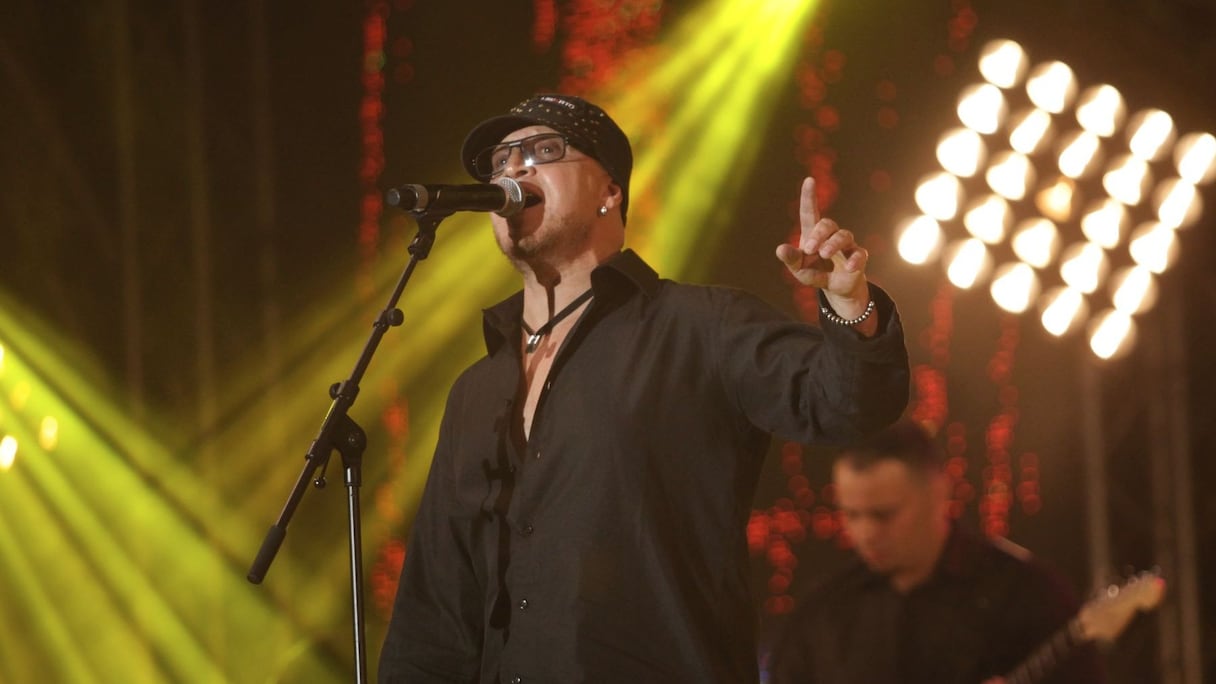 Il se rendra plus tard, en 1989, à Marseille où sa carrière débutera vraiment grâce au succès qu'il remportera en première partie du concert de Cheb Hasni, une icône de la musique algérienne, assassiné en 1994 par des islamistes.