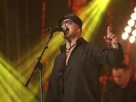 Il se rendra plus tard, en 1989, à Marseille où sa carrière débutera vraiment grâce au succès qu'il remportera en première partie du concert de Cheb Hasni, une icône de la musique algérienne, assassiné en 1994 par des islamistes.