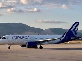 Un avion d'Aegean Airlines sur le tarmac de l'Aéroport international d'Athènes.
