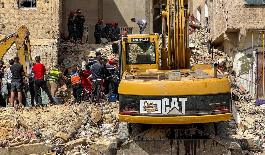 L’effondrement d’un immeuble résidentiel dans le quartier Aïn Nokbi à Fès: les recherches sous les décombres se poursuivent.