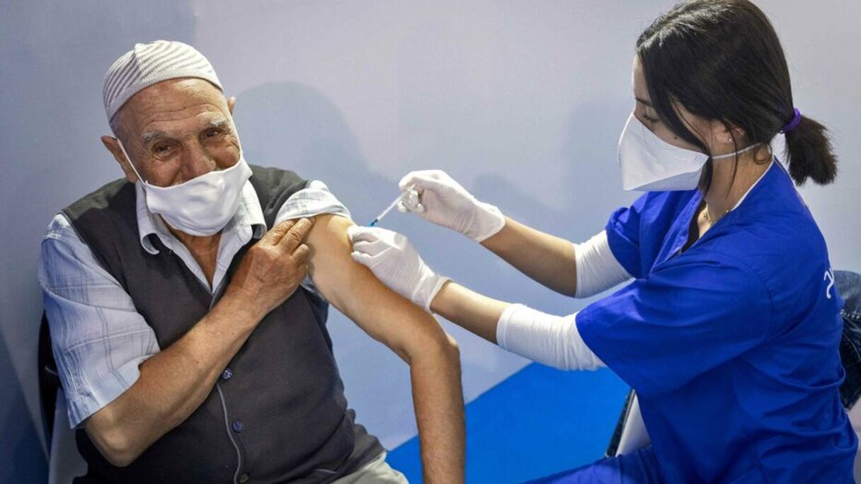 ممرضة تحقن شخصا باللقاح المضاد لفيروس كورونا