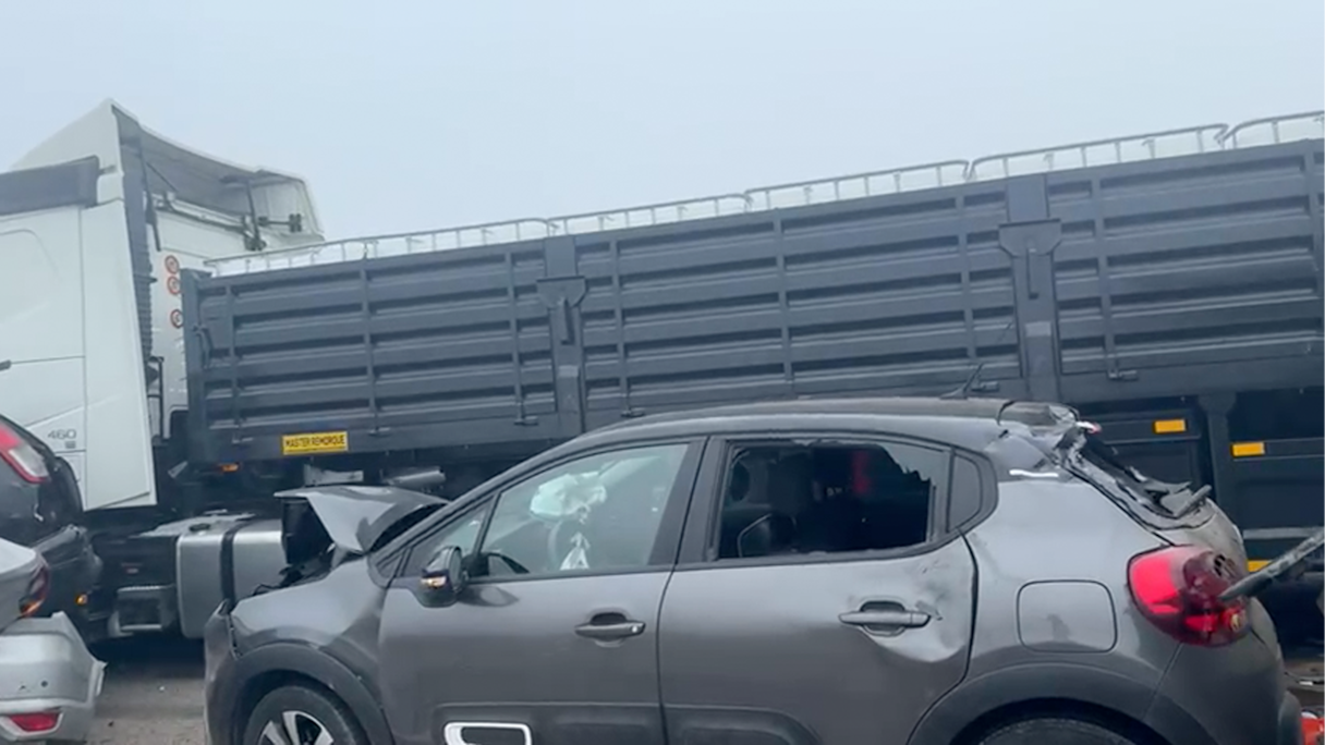 شهد الطريق السيار الرابط بين الدار البيضاء والجديدة ،صباح اليوم الجمعة، حادثة سير مروعة بين عدد كبير من الشاحنات والسيارات مما أدى إلى توقف حركة السير وتعطل حركة المرور بشكل كامل في الاتجاهين.