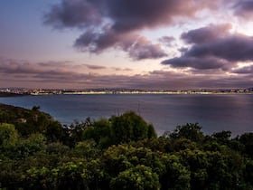 Une vue de Tanger surmontée de nuages qui annoncent la pluie. Ses deux façades maritimes lui apportent un climat subhumide qui se traduit par des températures clémentes même en hiver, mais également des précipitations.