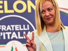 La cheffe du parti d'extrême-droite italien Fratelli d'Italia (Frères d'Italie), Giorgia Meloni, fait le V de la victoire après un discours au siège de campagne de son parti, dans la nuit du 26 septembre 2022 à Rome, après la proclamation du scrutin des législatives dans le pays.