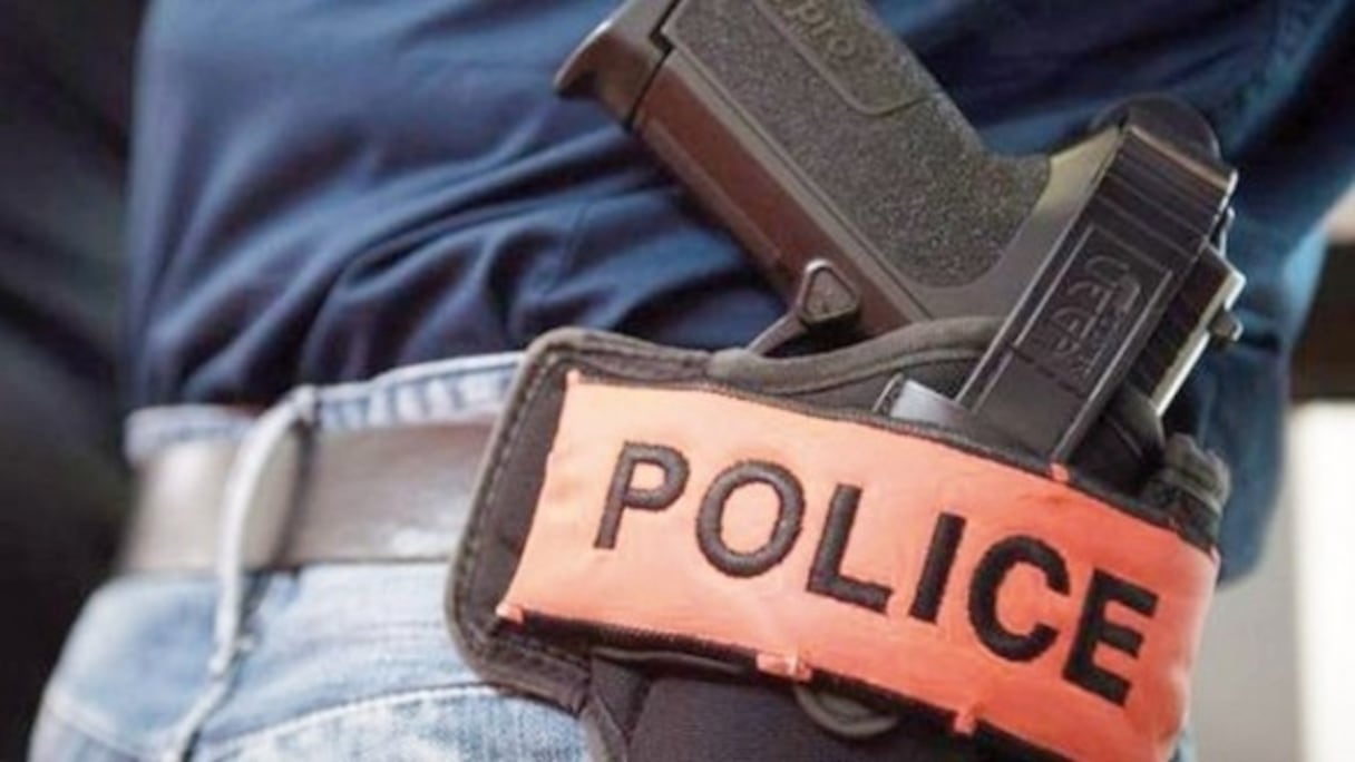 Arme de service d'un policier en tenue civile.