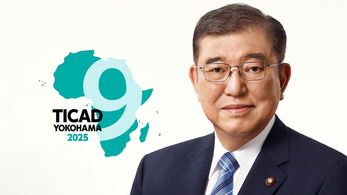 Le Premier ministre du Japon, Shigeru Ishiba. Au fond, le logo de la TICAD9.
