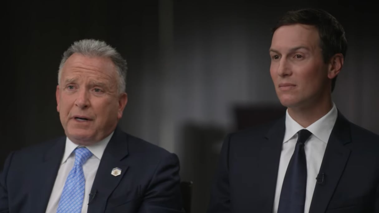 Steve Witkoff, émissaire de Donald Trump pour le Moyen-Orient et Jared Kushner, haut conseiller du président américain lors de l'entretien accordé à CBS. Capture d'écran.