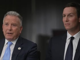 Steve Witkoff, émissaire de Donald Trump pour le Moyen-Orient et Jared Kushner, haut conseiller du président américain lors de l'entretien accordé à CBS. Capture d'écran.