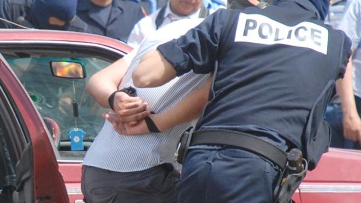 Intervention d'un agent de police pour appréhender un individu (photo d'illustration).