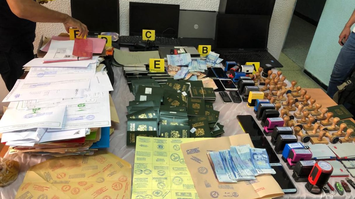 Des perquisitions ont abouti à la saisie de matériel de contrefaçon, notamment des faux cachets, en plus d’un ordinateur, de photos et des copies de pièces d'identité documents et de passeports au nom d'autrui pour constituer des dossiers de visa Schengen.