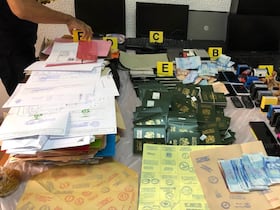 Des perquisitions ont abouti à la saisie de matériel de contrefaçon, notamment des faux cachets, en plus d’un ordinateur, de photos et des copies de pièces d'identité documents et de passeports au nom d'autrui pour constituer des dossiers de visa Schengen.