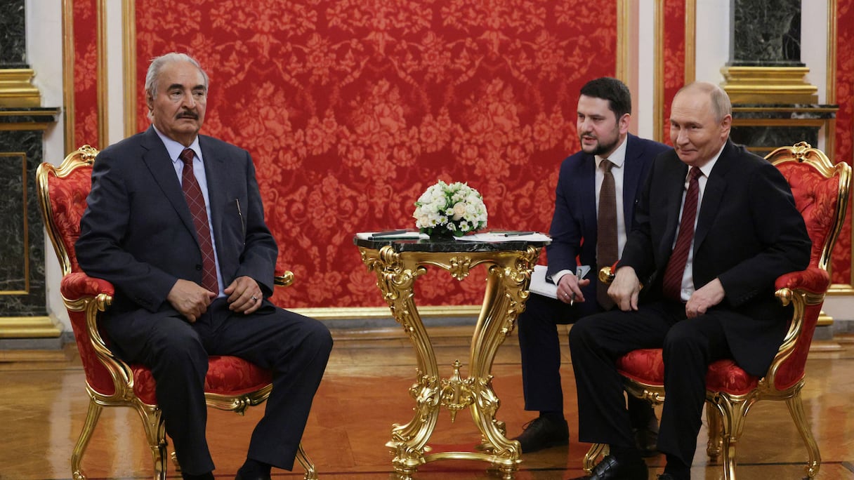 Le président russe Vladimir Poutine et l'homme fort de l'est libyen, Khalifa Haftar lors de leur rencontre à Moscou le 10 mai 2025.