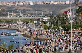 Des familles se rassemblent sur la côte le lendemain de l'Aïd al-Fitr à Rabat.
