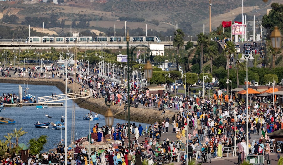 Des familles se rassemblent sur la côte le lendemain de l'Aïd al-Fitr à Rabat.
