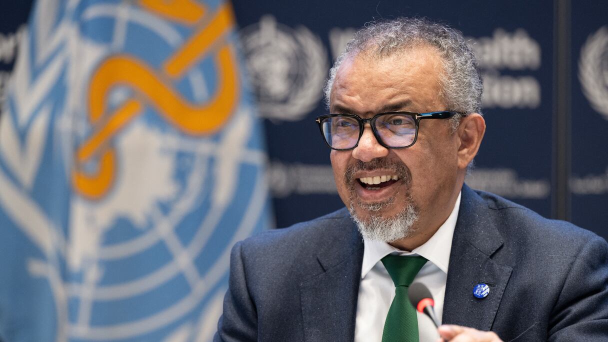 Le 16 avril 2025, le directeur général de l'OMS, Tedros Adhanom Ghebreyesus, souriant après un consensus sur l'Accord sur la pandémie au siège de l'OMS