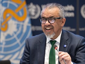 Le 16 avril 2025, le directeur général de l'OMS, Tedros Adhanom Ghebreyesus, souriant après un consensus sur l'Accord sur la pandémie au siège de l'OMS