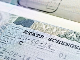 Un visa Schengen.