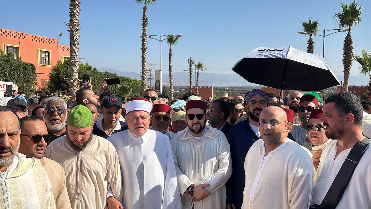 مريدو ومحبو الطريقة البودشيشية يشيعون شيخهم إلى مثواه الأخير