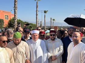 مريدو ومحبو الطريقة البودشيشية يشيعون شيخهم إلى مثواه الأخير