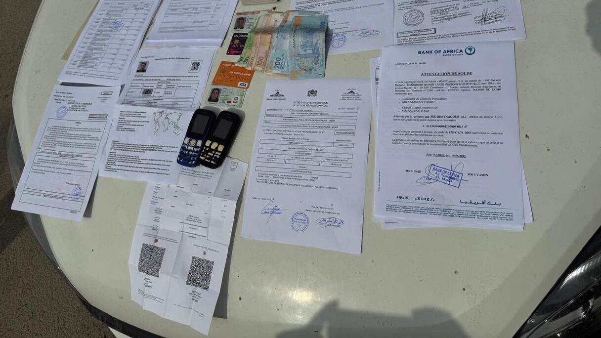 Une partie des objets saisis lors du démantèlement d'un réseau de falsification de documents officiels en lien avec les demandes de visas Schengen au Maroc.