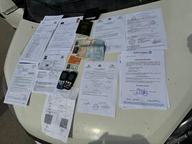 Une partie des objets saisis lors du démantèlement d'un réseau de falsification de documents officiels en lien avec les demandes de visas Schengen au Maroc.