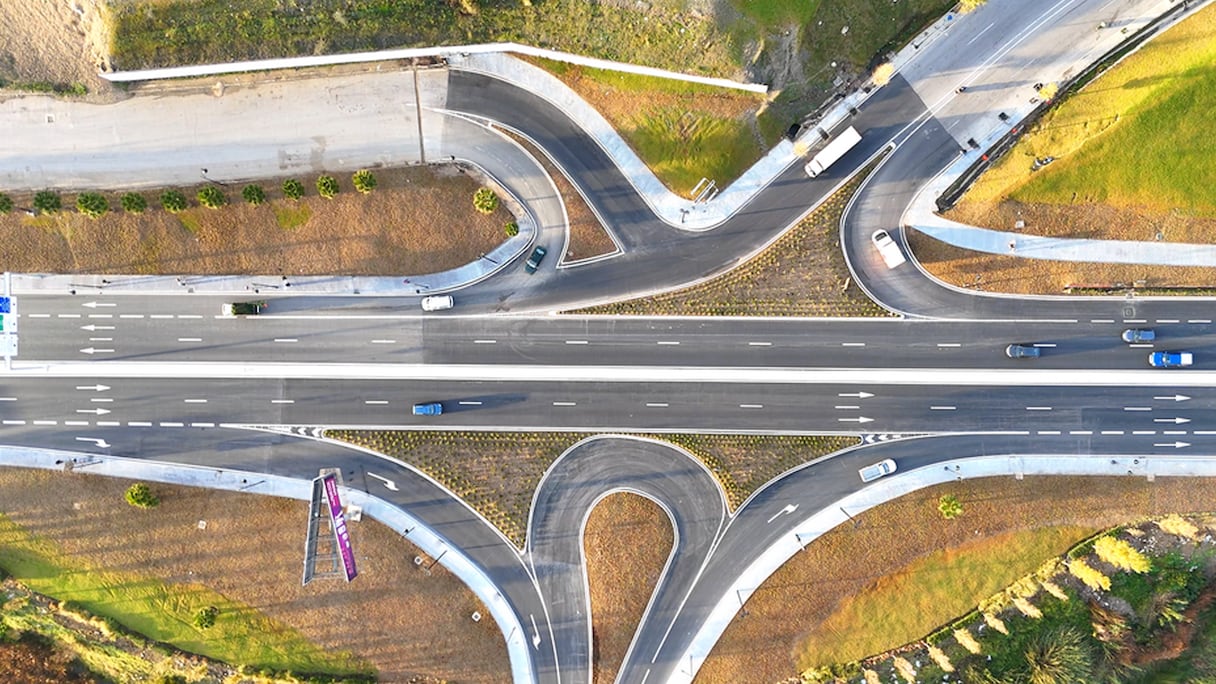 مشاهد جوية.. طنجة تدشن أول مدار طرقي فريد من نوعه بالمغرب