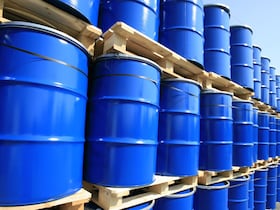 Barils de pétrole entreposés.