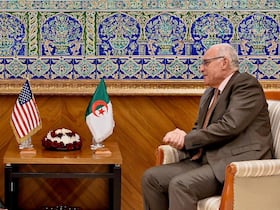 Le ministre algérien des Affaires étrangères, Ahmed Attaf, recevant l'ambassadrice des Etats-Unis, Elizabeth Moore Aubin, à Alger le 23 décembre 2024.