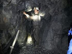 Extraction d'argent, métal précieux, par des ouvriers dans la mine de Zgounder (à 200 km au sud de Marrakech). Le permis d'exploitation de cette mine est détenu par la société canadienne Aya Gold and Silver.