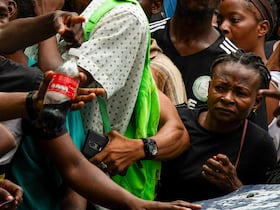 Des déplacés haitiens attendent de la nourriture à Port-au-Prince, le 6 juin 2025.