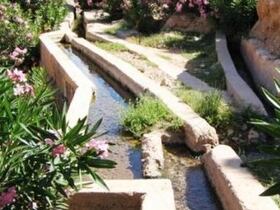 Seguia d'une oasis d'Ifrane de l'Anti-Atlas, commune rurale de la région de Guelmim-Oued Noun. Pluri-centenaires, les seguia, communes aux oasis d'Afrique du Nord, permettent d'irriguer les cultures via des canaux où l'eau circule à ciel ouvert.