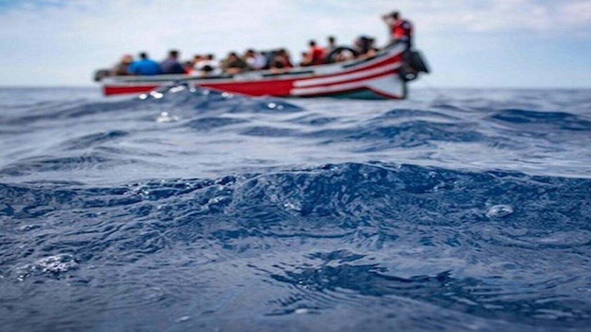 Des immigrés clandestins sur une mbarcation de fortune.