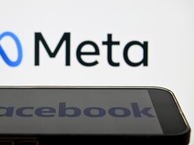 Le logo du groupe Meta, qui comprend Facebook, réseau social historique du world wide web, visible sur un écran de smartphone (photographie prise à Moscou, le 28 octobre 2022).