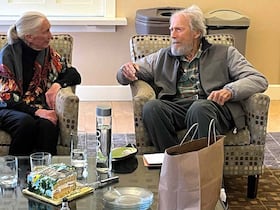 Clint Eastwood au côté de Jane Goodall, le 24 mars, au centre culturel de Carmel-by-the-sea, en Californie.