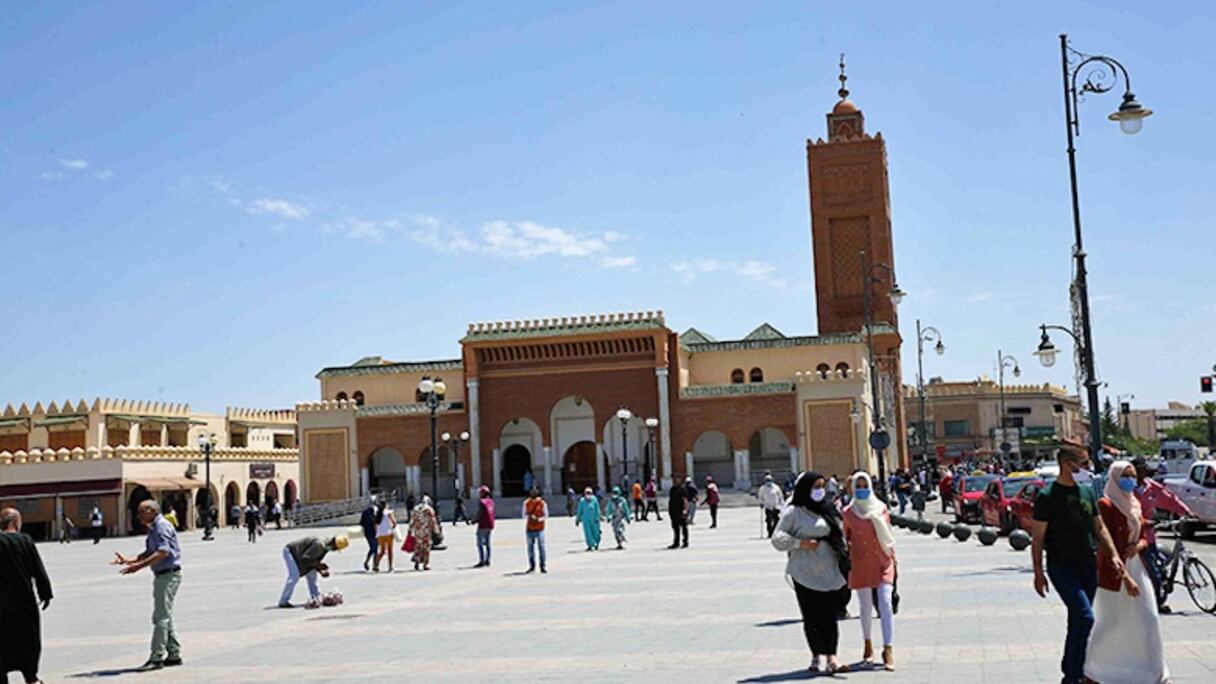 Oujda. Fondée vers 994 par le chef berbère Ziri Ibn Attia, au centre de la plaine d’Angad, la cité, qui compte une population de près de 410.000 habitants (recensement général de la population de 2014), est la dixième plus grande ville du Maroc.