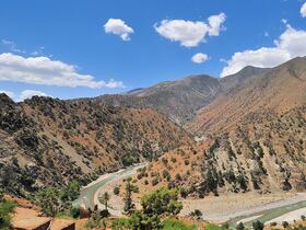 Oued Souss, vers Taroudant. Prenant sa source près du jbel Toubkal (Haut Atlas), point culminant d'Afrique du Nord, il se jette dans l'océan au sud d'Agadir. En montagne, il se nomme Assif Tifnout, et ne prend son nom qu'après avoir conflué avec le Zagmouzen, un affluent (jbel Siroua).