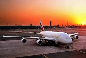 Dans le duel qui a opposé les deux grands de l'aviation mondiale, le français Airbus n'a pas lésiné sur les moyens et a sorti son dernier bijou, le A380, qui a d'ailleurs séduit la compagnie émiratie Emirates. Celle-ci lui a commandé 90 appareils dont 38 sont en ligne