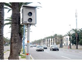 Un radar fixe de détection d'excès de vitesse.
