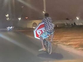 Le voleur d'un panneau de signalisation à Salé.