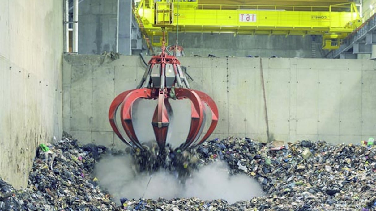 Traitement de déchets ménagers, dans une décharge au Maroc.