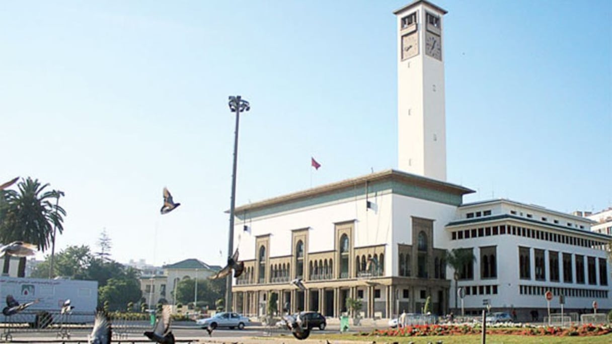 Siège de la Wilaya de la région de Casablanca-Settat, place Mohammed V. Cœur du protectorat dans la métropole, ces bâtiments construits au début du XXe, de style néo-mauresque, combinent architecture européenne et arts traditionnels marocains: zellige, ferronnerie, marbre...