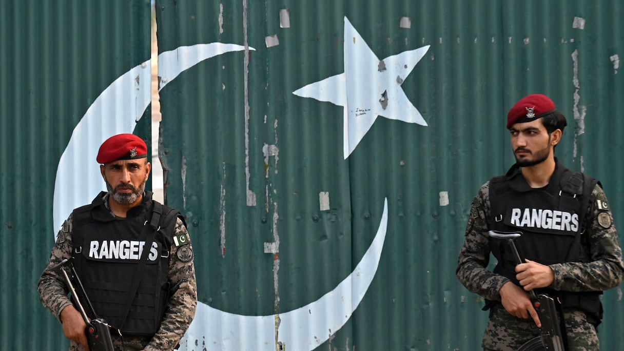 Des soldats paramilitaires montent la garde devant le complexe gouvernemental de santé et d'éducation après des frappes indiennes à Muridke, à environ 30 kilomètres de Lahore, au Pakistan, le 7 mai 2025
