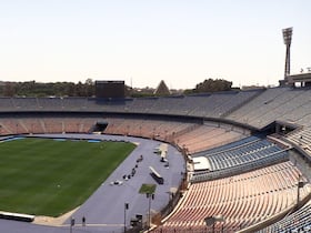 ملعب القاهرة الدولي يتزين لاحتضان قمة نهضة بركان أمام الزمالك في نهائي كأس الاتحاد الإفريقي