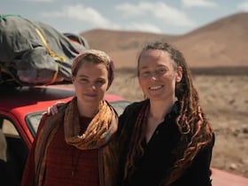 Marine Johnson (à droite) sur le tournage du film "The Hourglass".