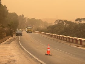 حوادث سير بسبب الغبار والرياح القوية بإقليم وجدة.. وجهود ميدانية لتأمين المرور